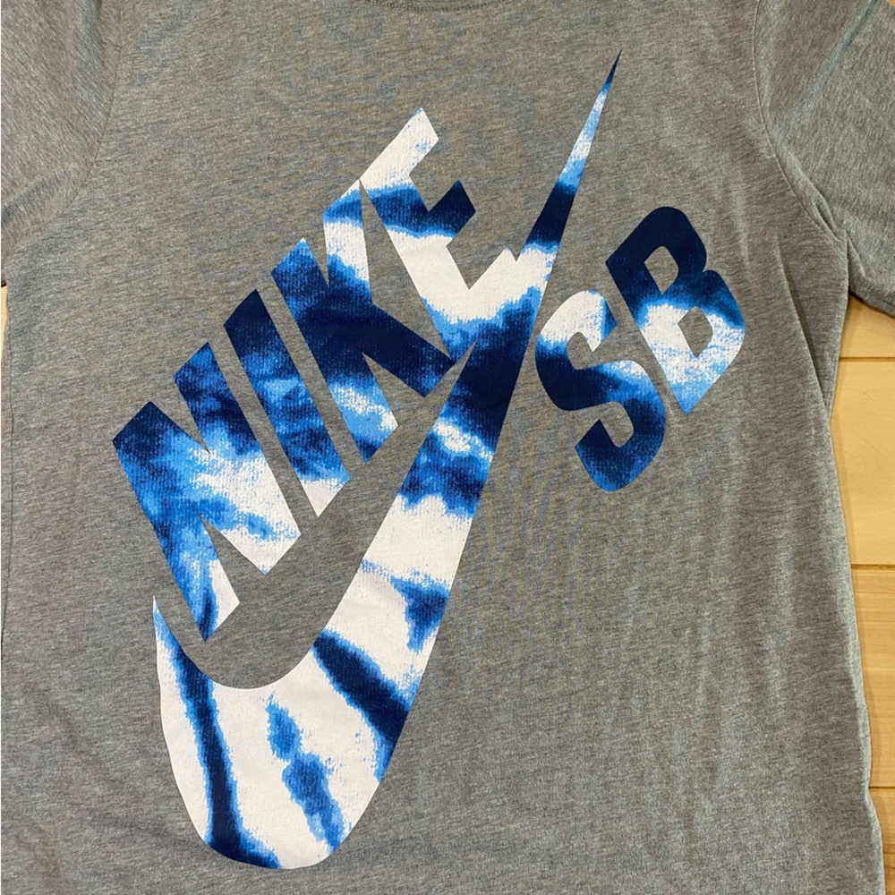 Nike Skateboarding Gray T-shirt with Blue and White graphic, size XL Youth - Picture 2 of 4
